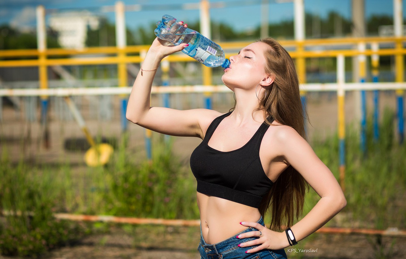 Photo Wallpaper The Sun, Sexy, Pose, Model, Bottle, - Drinking From Water Bottle Pose , HD Wallpaper & Backgrounds