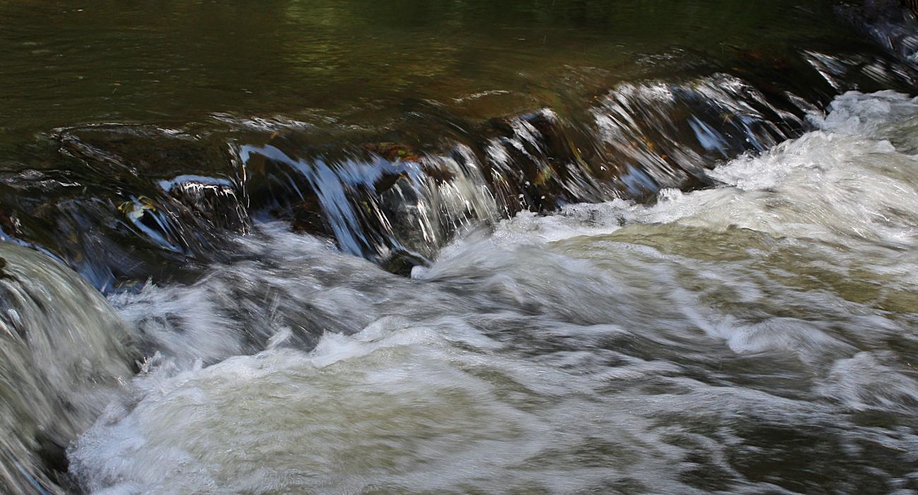 Cascade Flow Flowing Motion Nature Rapids River Splash - River Flowing Motion , HD Wallpaper & Backgrounds