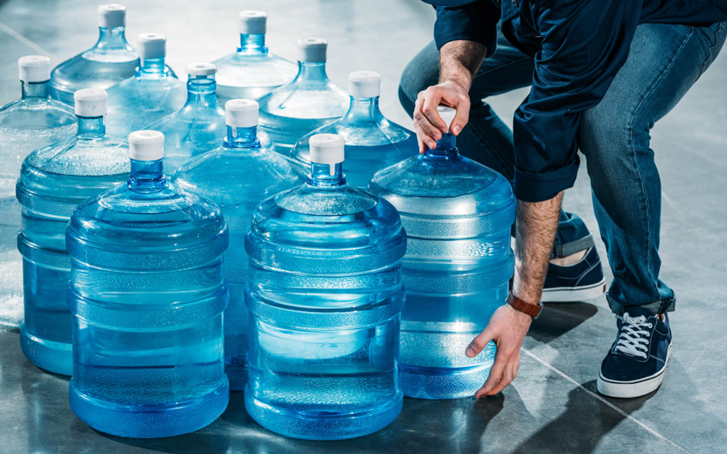 Man About To Lift A 5-gallon Bottle Of Water - Drinking Water , HD Wallpaper & Backgrounds
