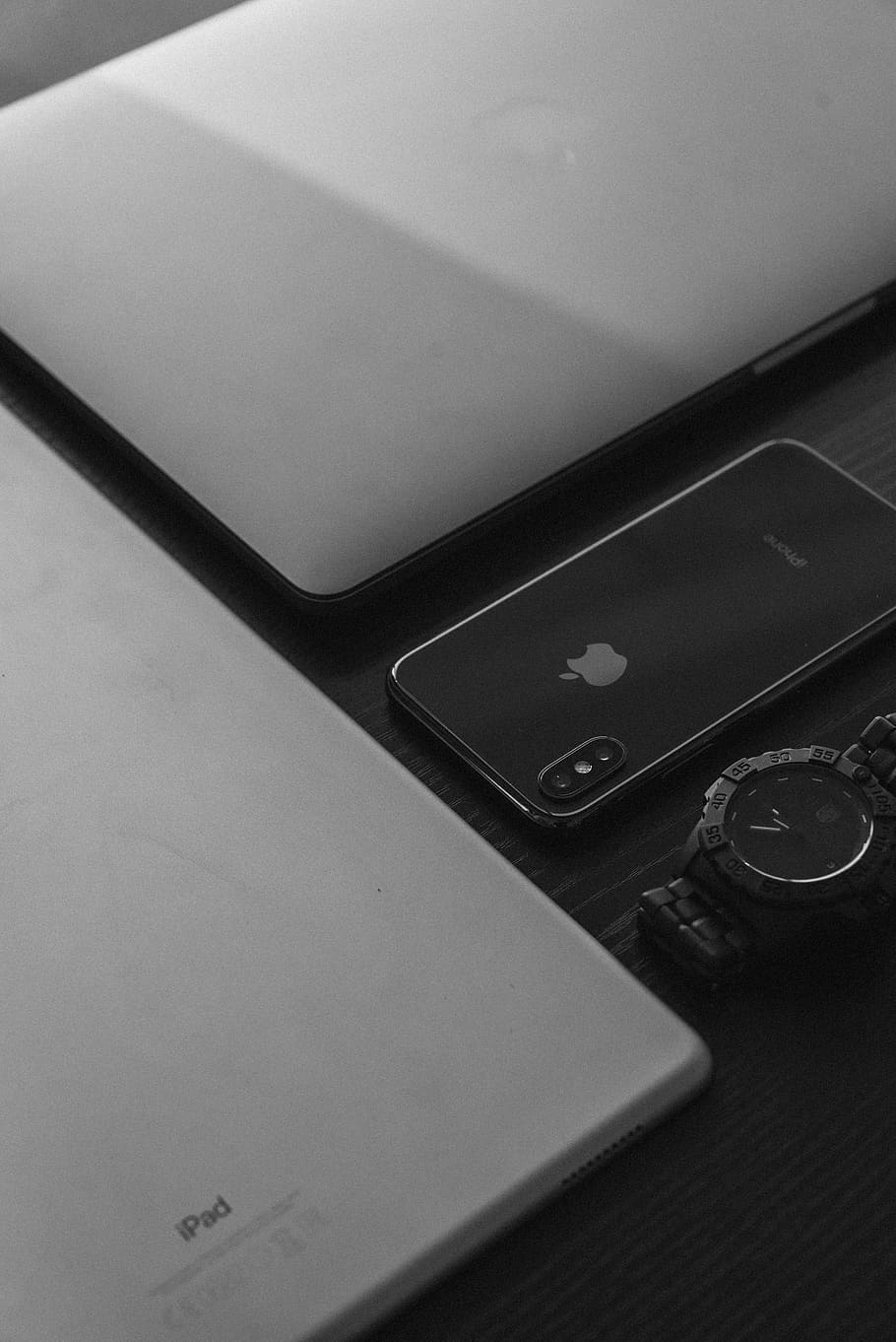 Silver Apple Macbook, Silver Ipad, Space Gray Iphone - Black Iphone Ipad Watch , HD Wallpaper & Backgrounds