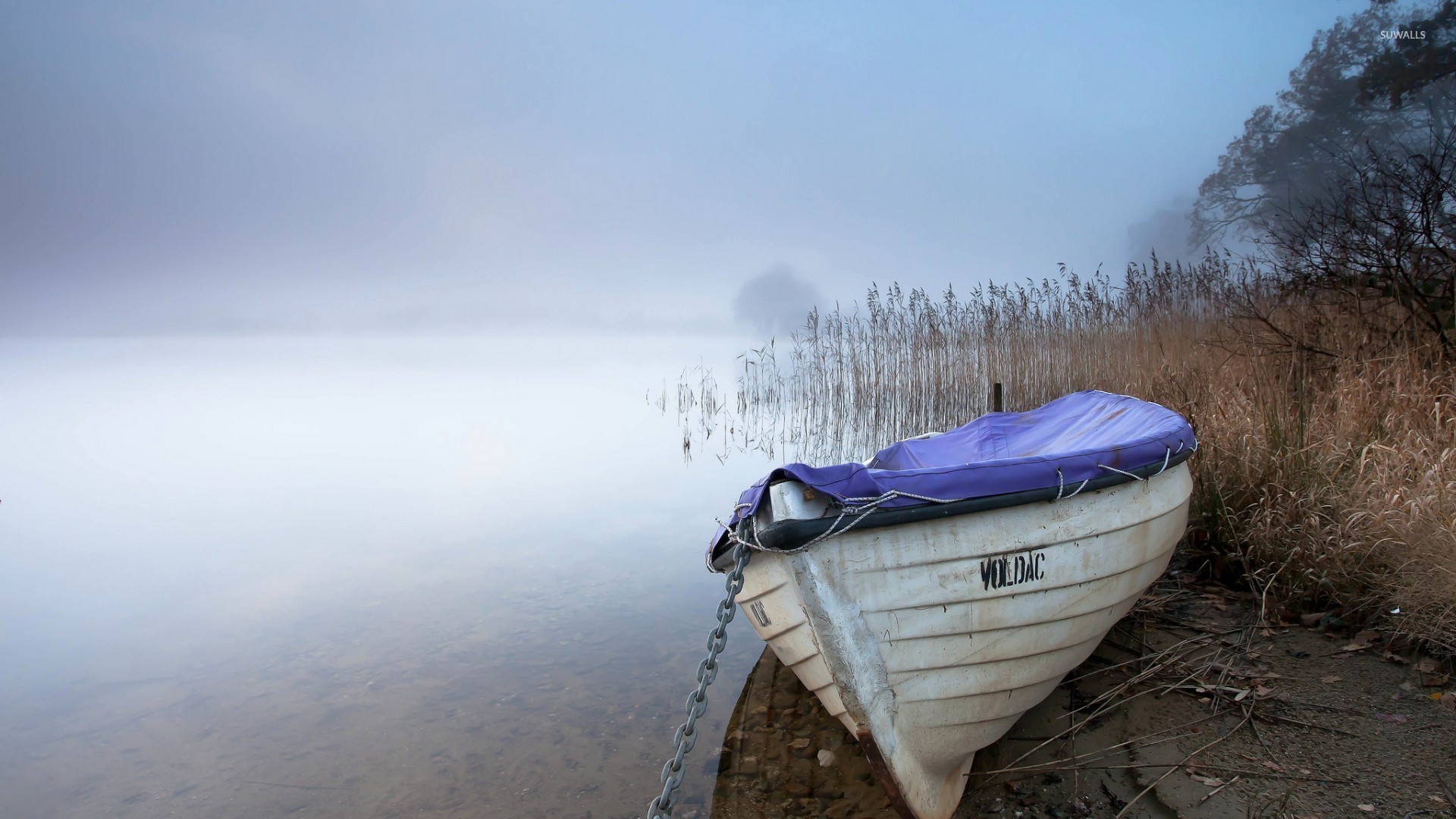 Boat On A Foggy Lake , HD Wallpaper & Backgrounds