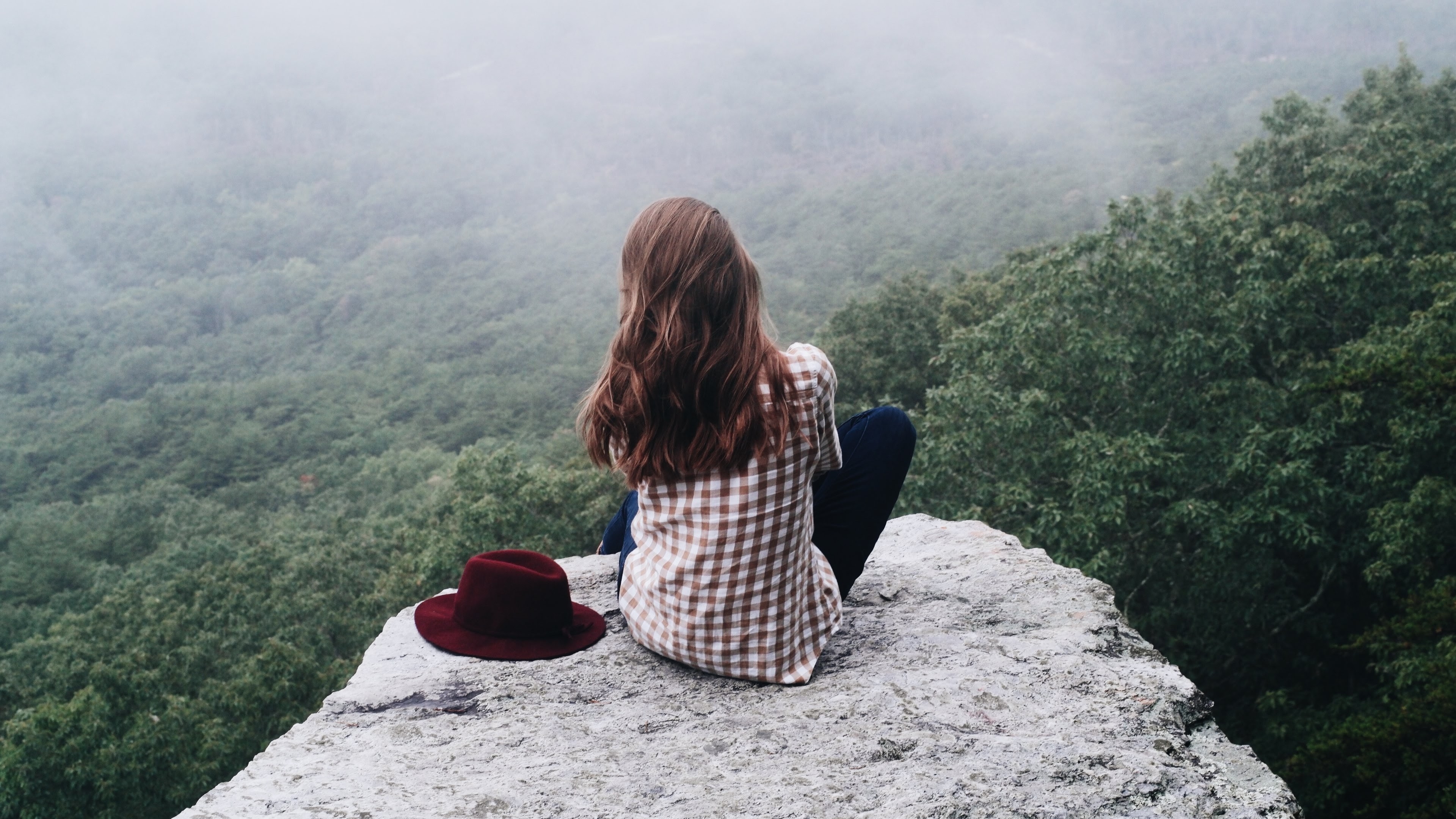 Back Girl Wallpaper - Girl Sitting On Mountain , HD Wallpaper & Backgrounds