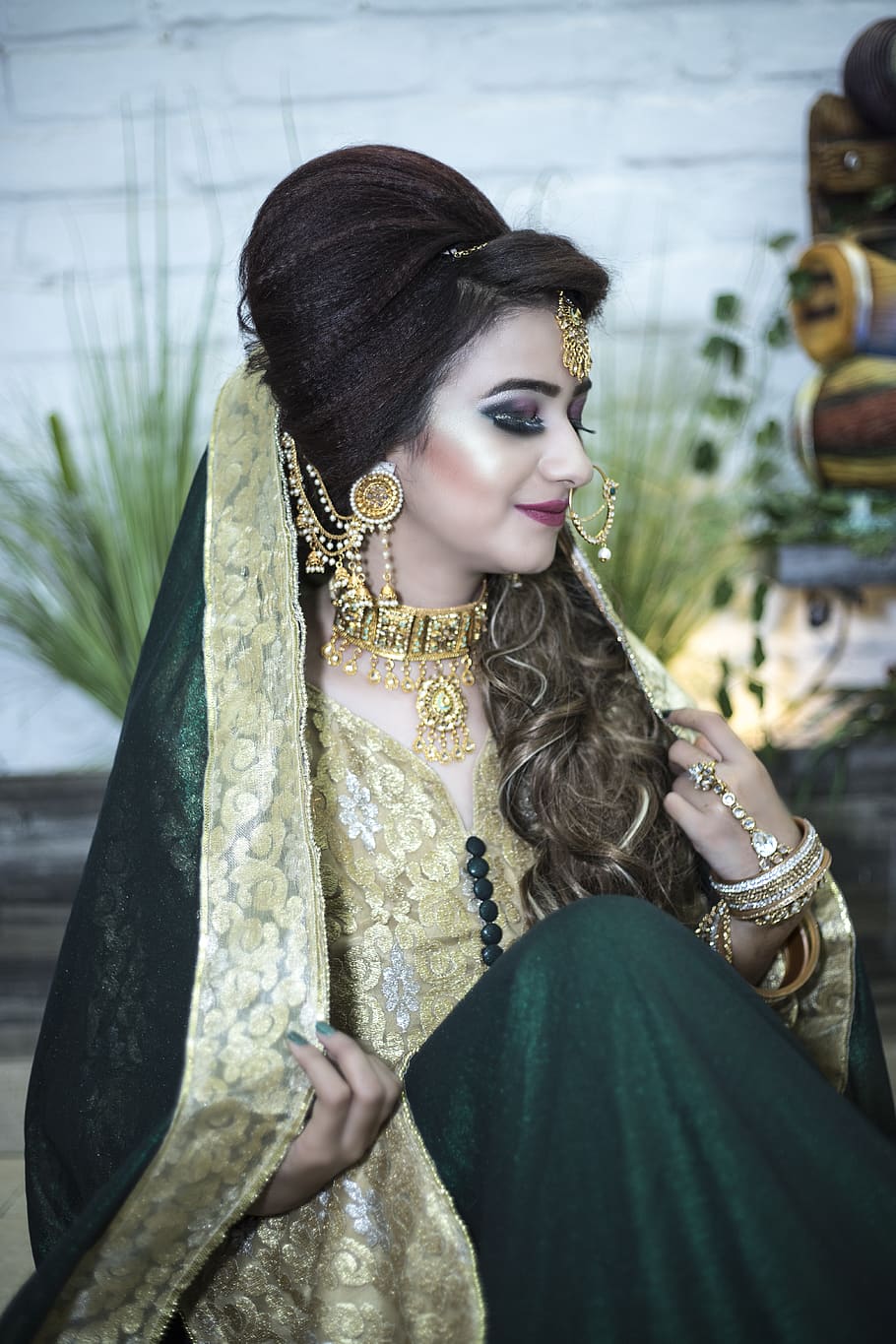 Indian Woman In A Tradititional Dress, Accessories, - Bridal Hairstyle , HD Wallpaper & Backgrounds