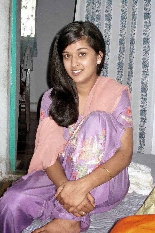 Simple Girl Wallpaper - Indian Desi Hot Girl , HD Wallpaper & Backgrounds
