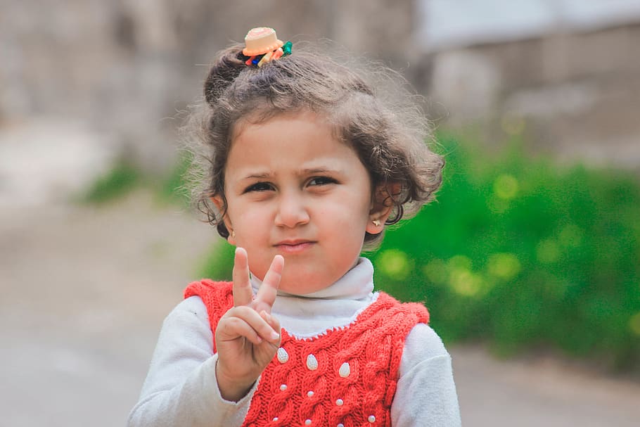 Portrait Photo Of Small Girl Standing Doing Peace Sign, - Small Girls Image Hd Download , HD Wallpaper & Backgrounds