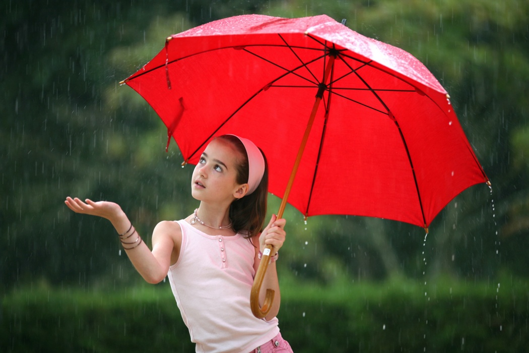 Small Girl Playing With Umbrella In Rain Wallpaper - Small Girl In Rain , HD Wallpaper & Backgrounds