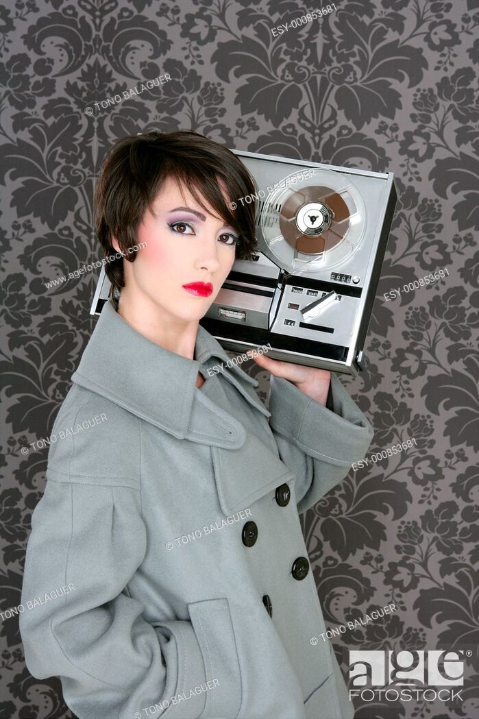 Retro Open Reel Tape Woman Listening Music Vintage - Girl , HD Wallpaper & Backgrounds