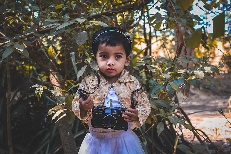 Photo Of Small Girl Holding Camera, Child, Kid, Little - Toddler , HD Wallpaper & Backgrounds