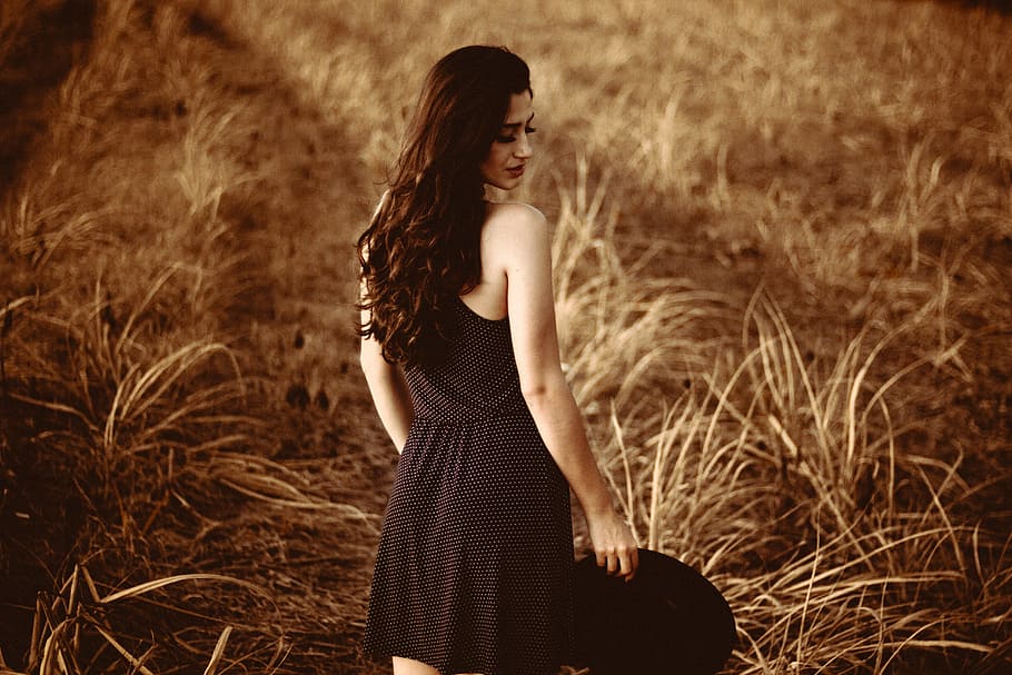 Photoshoot In Black Dress Grass , HD Wallpaper & Backgrounds
