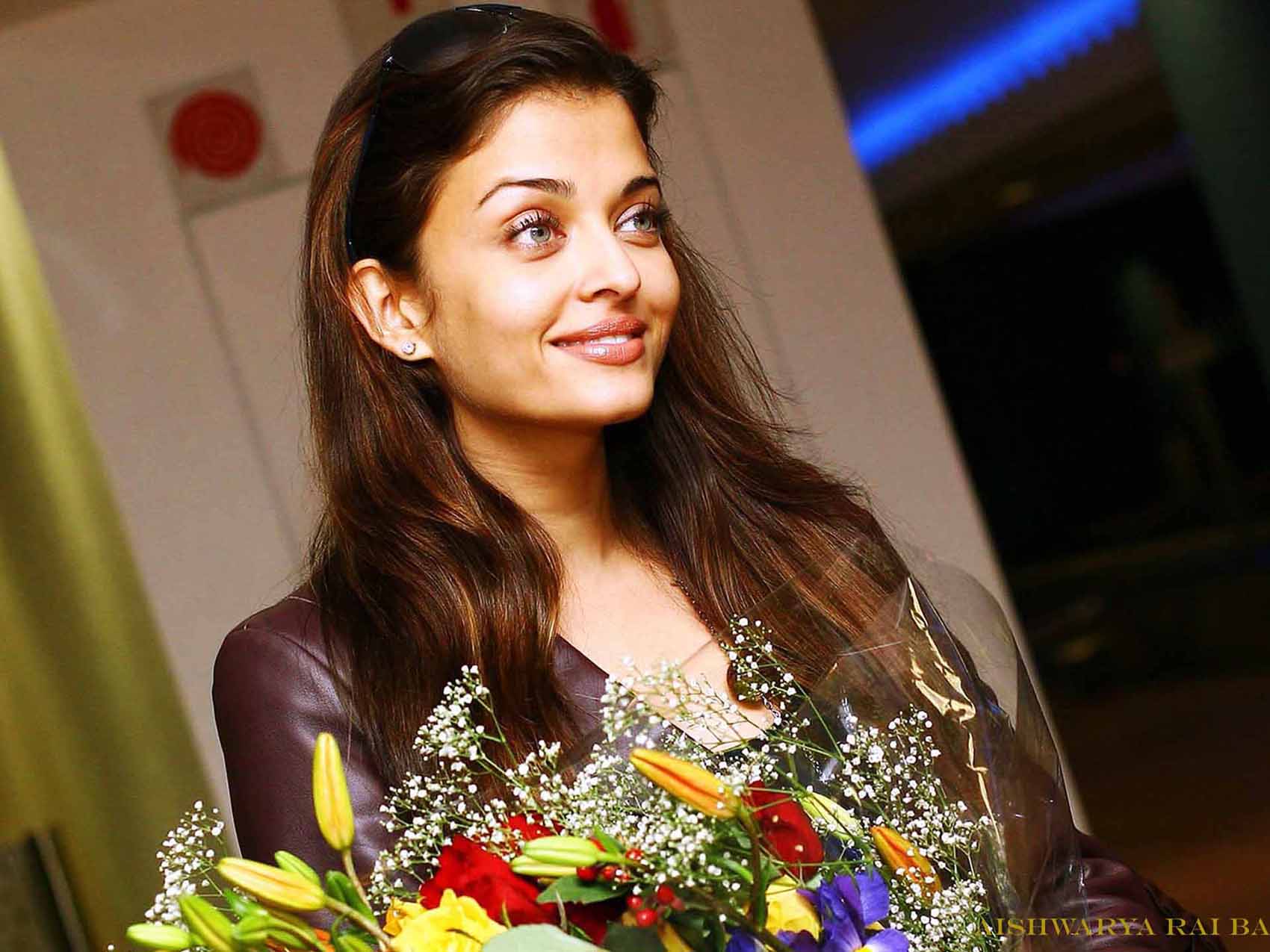 Cute Small Girl Wallpaper - Smile Aishwarya Cute , HD Wallpaper & Backgrounds