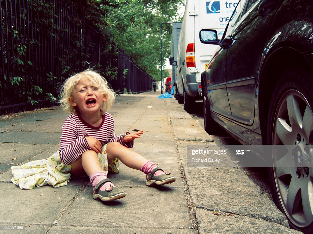 Small Girl Having A Tantrum On The Pavement - Throw Tantrums , HD Wallpaper & Backgrounds