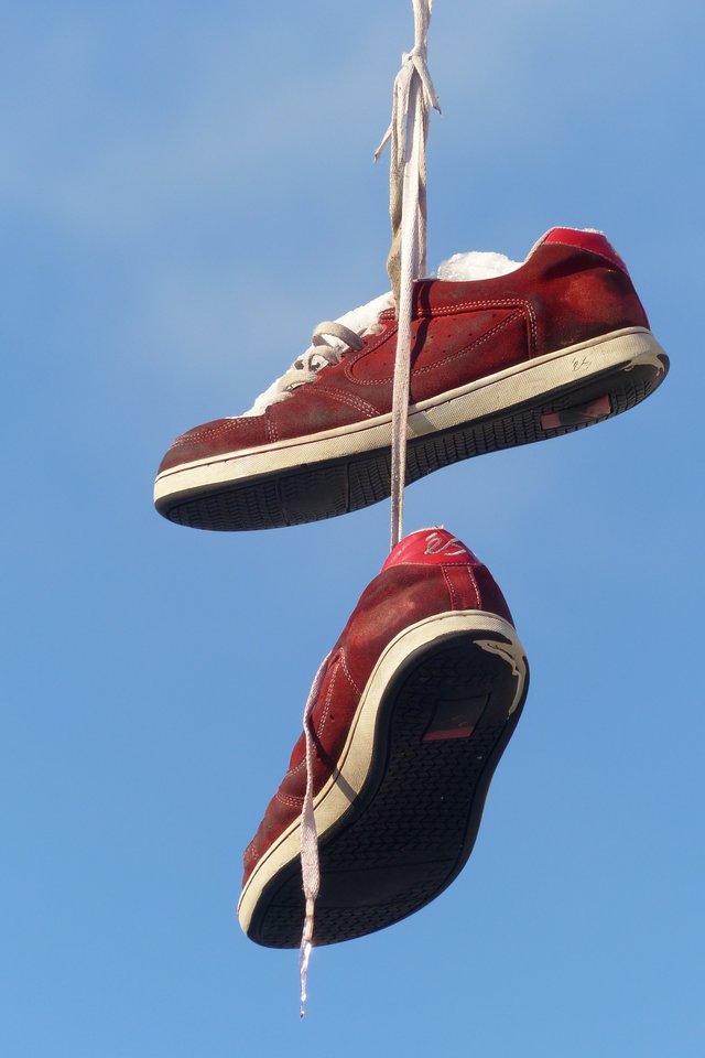 Sneakers Against Clear Sky - Fondos De Pantalla Sneakers , HD Wallpaper & Backgrounds