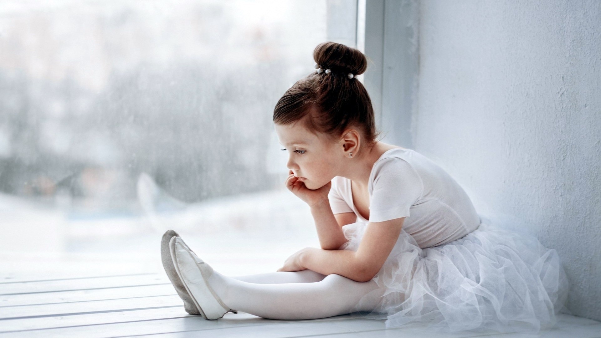 Cute Sad Ballerina Girl - Sad Cute Small Girl , HD Wallpaper & Backgrounds