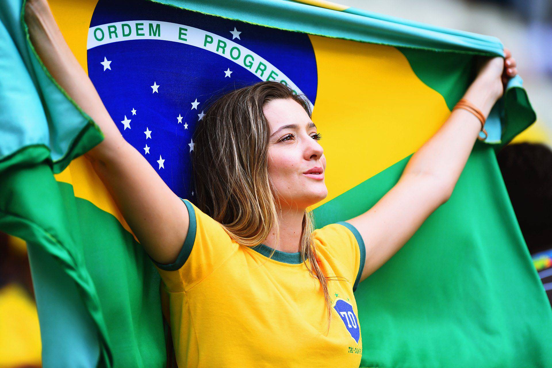 Hot Female Brazil Fans Wallpapers - Girl With A Brazil Flag , HD Wallpaper & Backgrounds