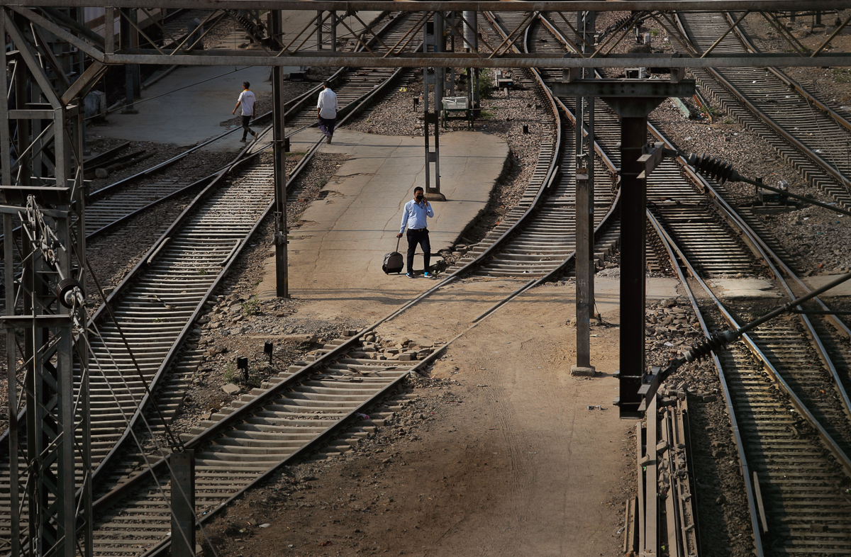 A Passenger Walks Past Railway Tracks At The Deserted , HD Wallpaper & Backgrounds