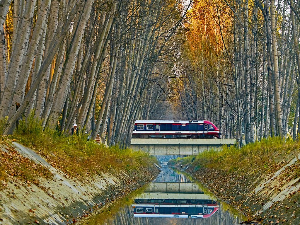 Baramulla-banihal Demu Train - Train Time In Banihal To Baramulla , HD Wallpaper & Backgrounds