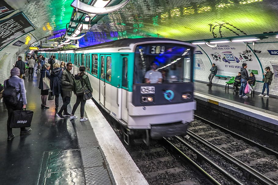 People Wait For Arriving Train In A Paris Metro Station - Metro Paris , HD Wallpaper & Backgrounds