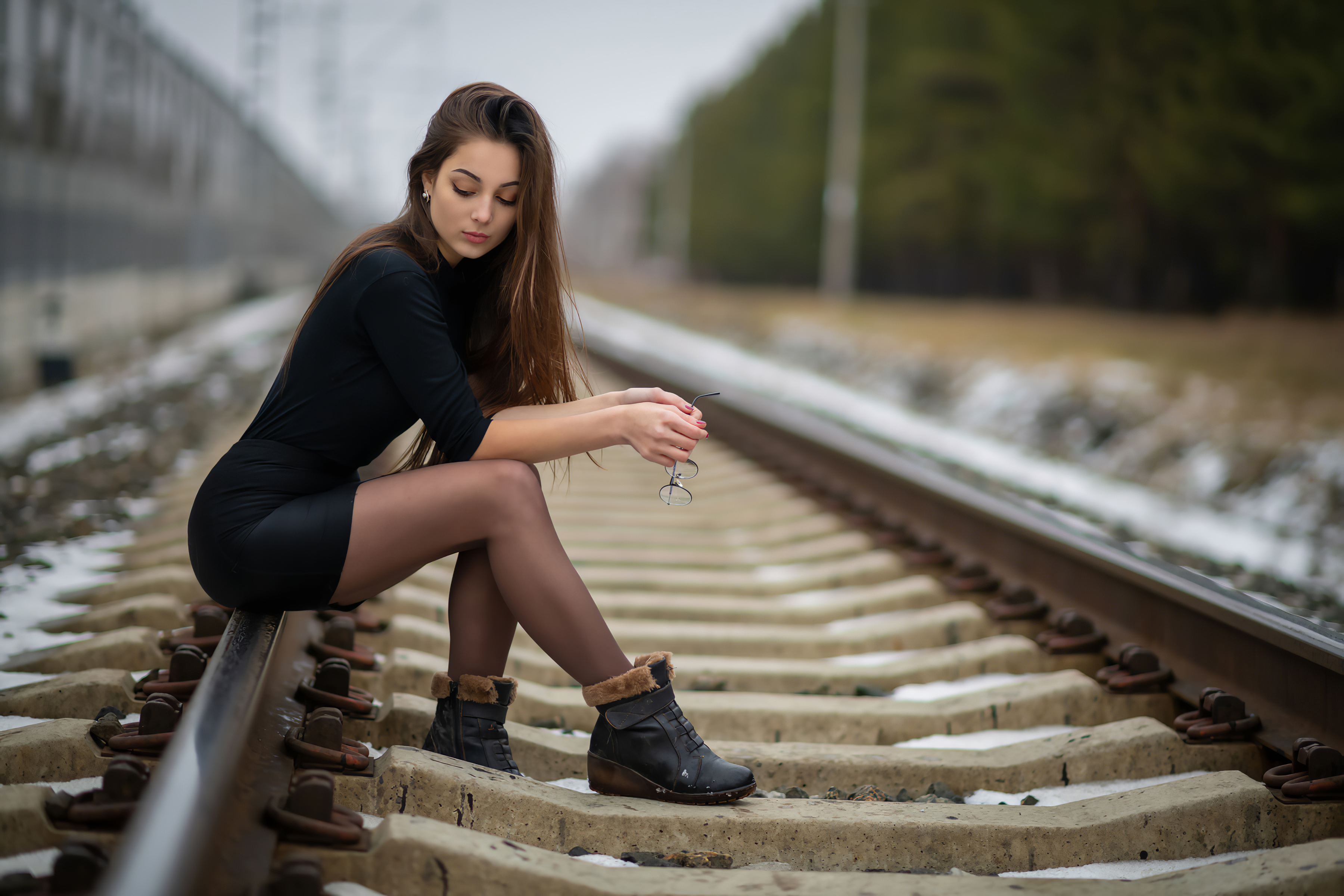 Girl Sitting On Railway Line , HD Wallpaper & Backgrounds