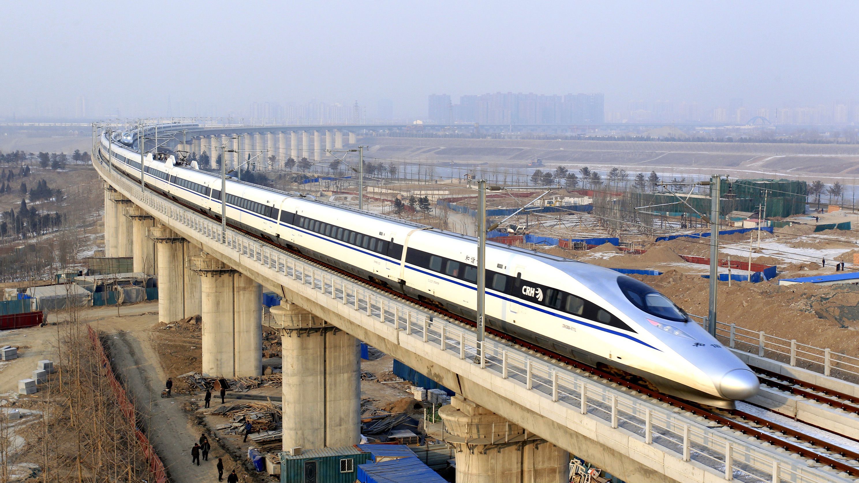 A High-speed Train Travelling To Guangzhou - Chinese High Speed Rail , HD Wallpaper & Backgrounds