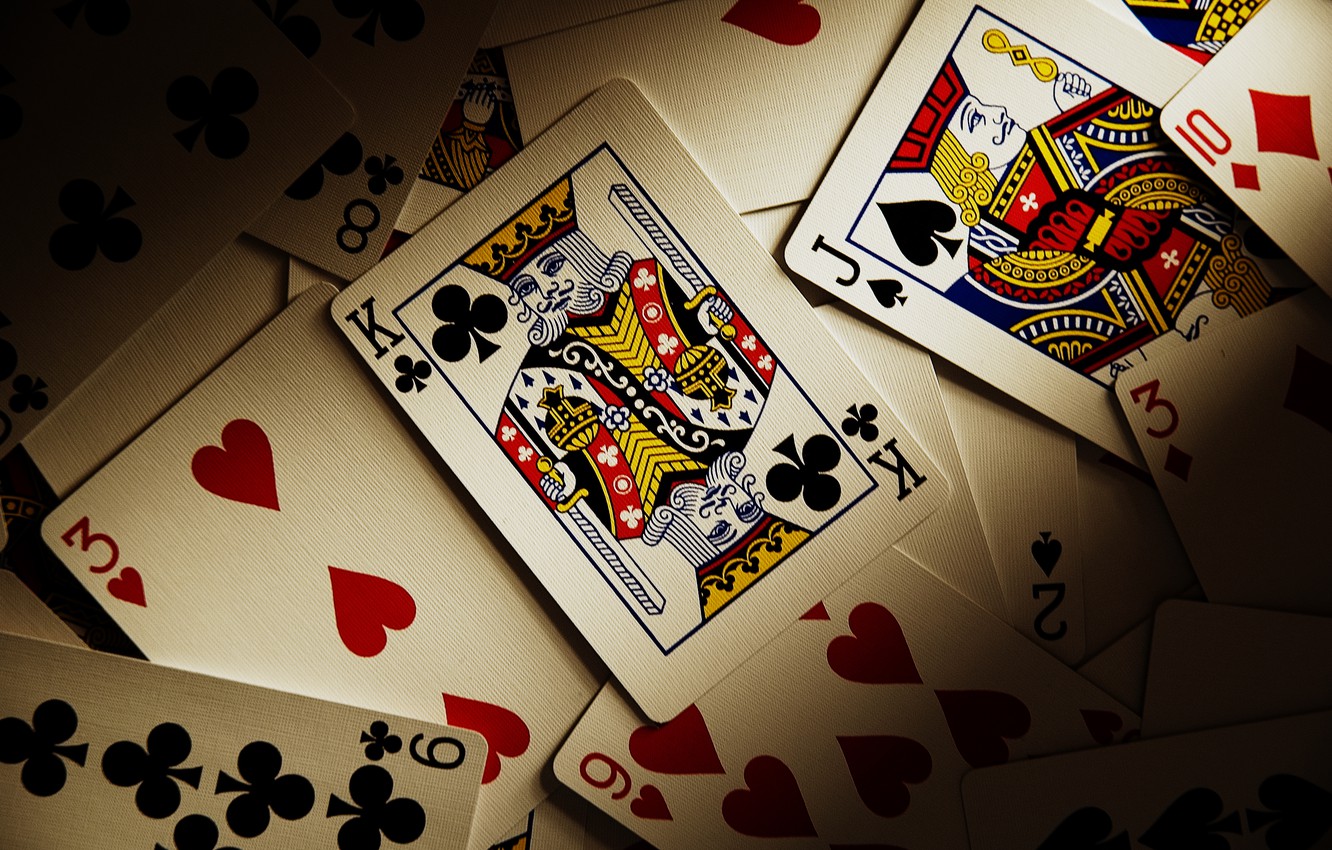 Photo Wallpaper Card, Deck, King - Playing Cards On A Table , HD Wallpaper & Backgrounds