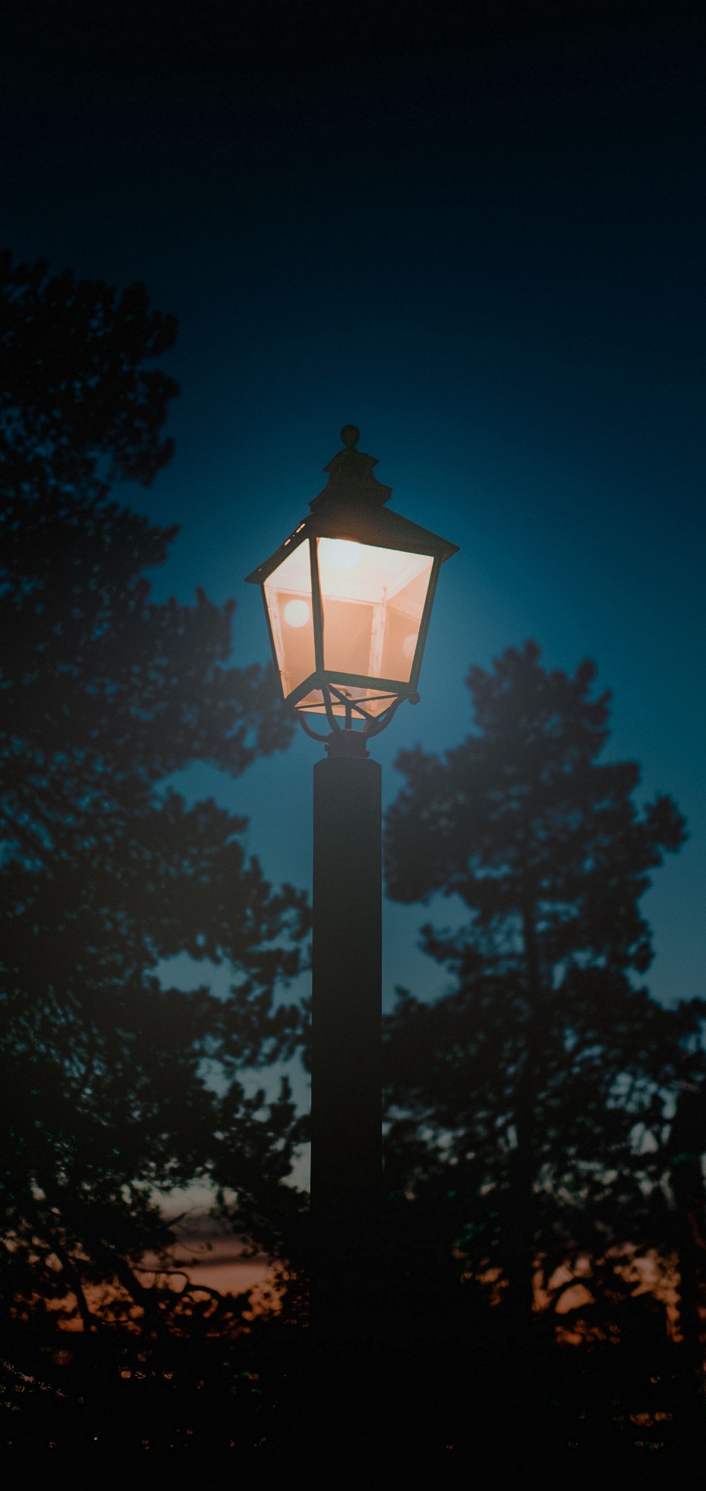 Lantern Night Pillar Light Wallpaper - Night Time Light Pole , HD Wallpaper & Backgrounds