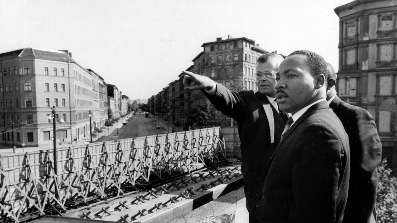 Martin Luther King Jr At The Berlin Wall In - Berlin Wall Martin Luther King , HD Wallpaper & Backgrounds