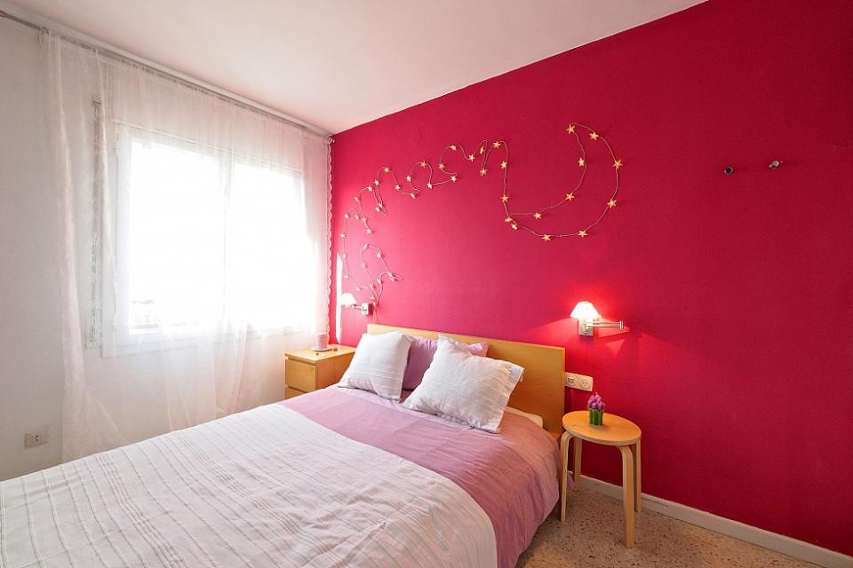 Charming Double Bedroom With Candy Red Back-wall And - Single Room Wall Paper , HD Wallpaper & Backgrounds