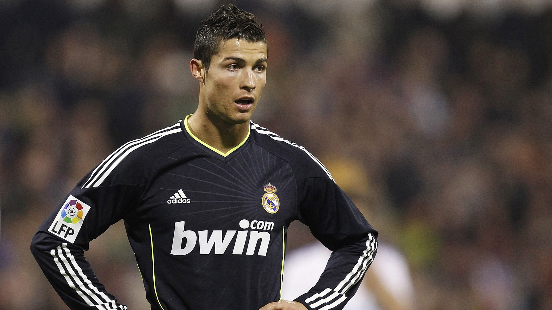 Cristiano Ronaldo Black Real Madrid Jersey Wallpaper - Ronaldo In Black Jersey , HD Wallpaper & Backgrounds