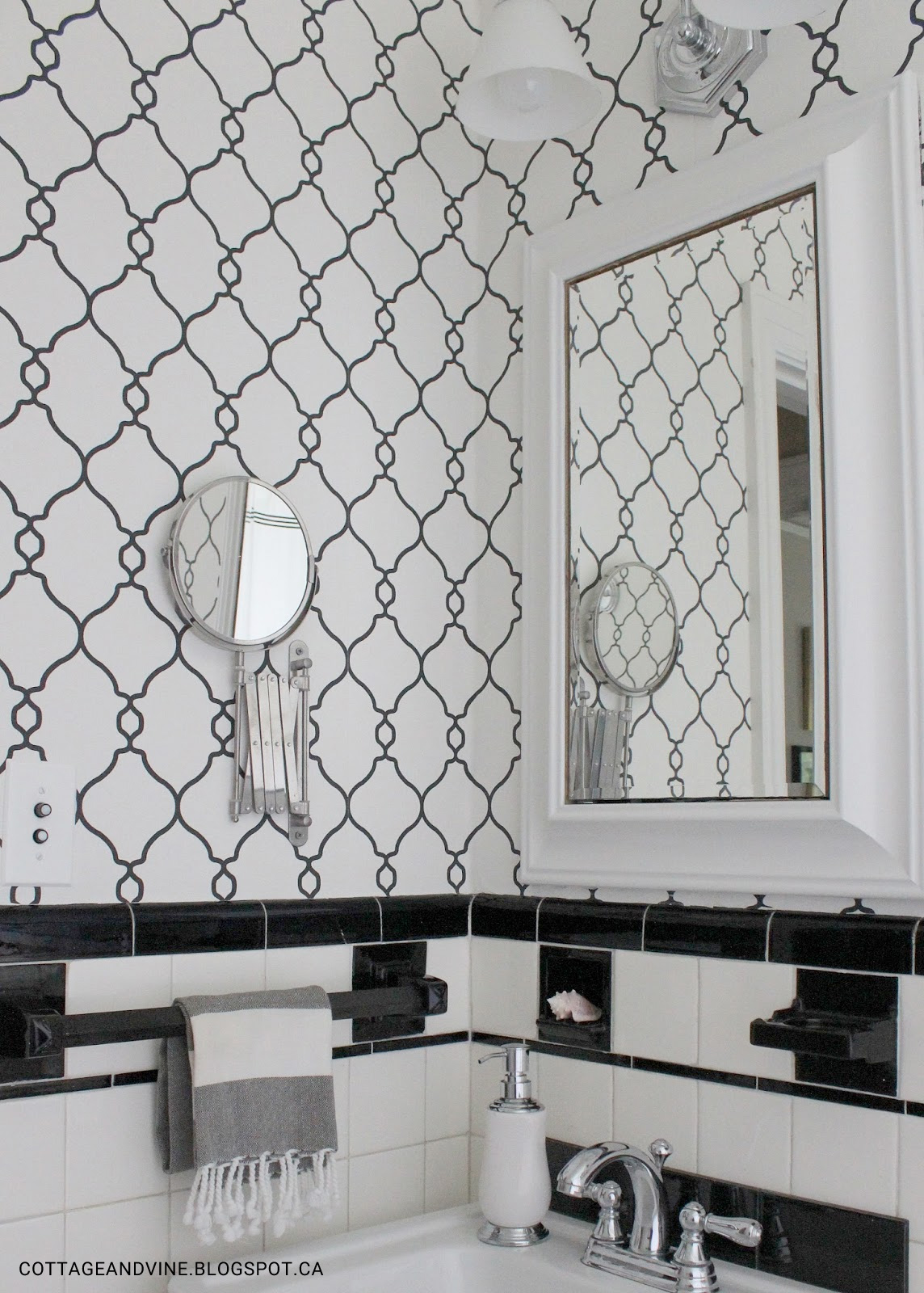 Lattice Wallpaper - Black And White Chainlink Wallpaper Bathroom , HD Wallpaper & Backgrounds