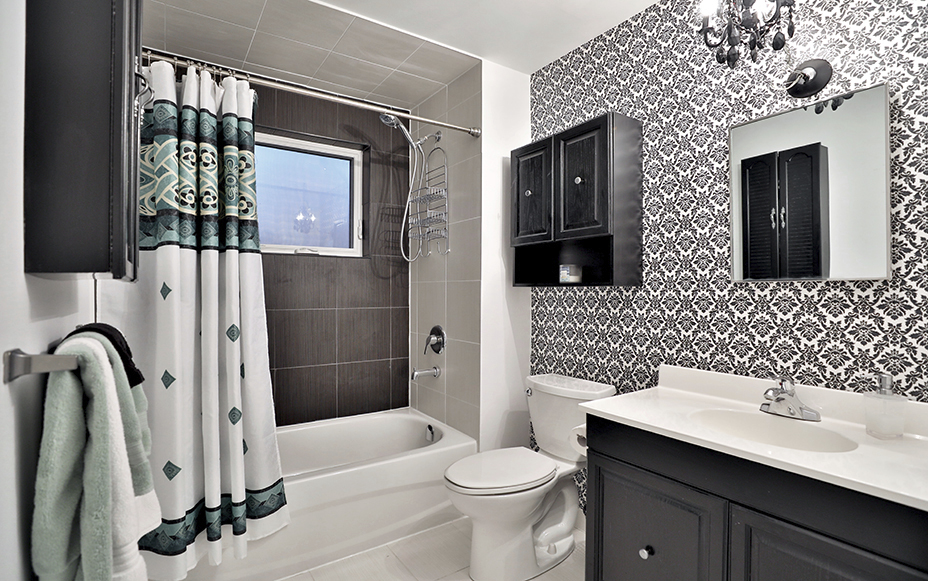 All Black And White Bathroom With Patterned Wallpaper - Bathroom , HD Wallpaper & Backgrounds