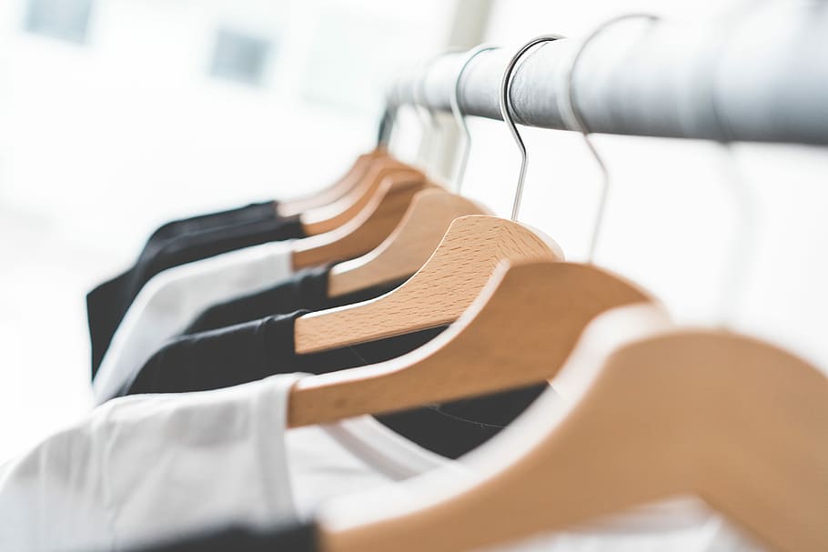 Wooden T-shirt Hangers In Fashion Apparel Store - Fashion Hangers Hd , HD Wallpaper & Backgrounds