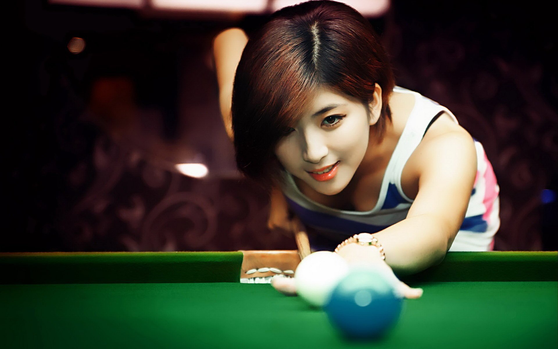 Beautiful Girl Playing Game On Billiards Table Wallpaper - Women Billiard , HD Wallpaper & Backgrounds