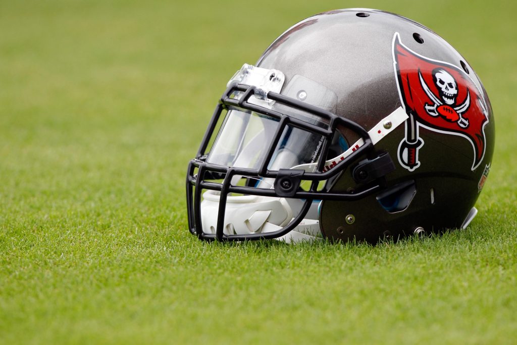 Tampa Bay Buccaneers Helmet Wallpapers - Pewter Tampa Bay Buccaneers , HD Wallpaper & Backgrounds