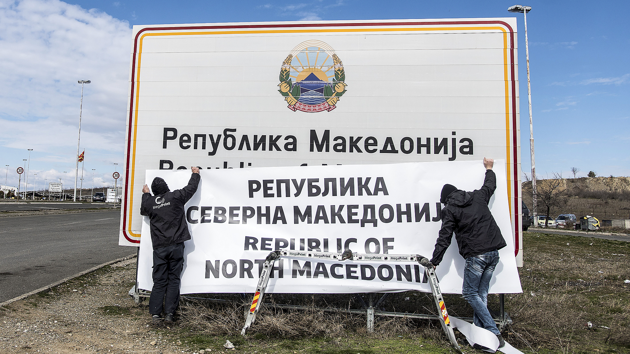 People Are At Work To Change Boards At The Border Between - Macedonia Is Renamed , HD Wallpaper & Backgrounds