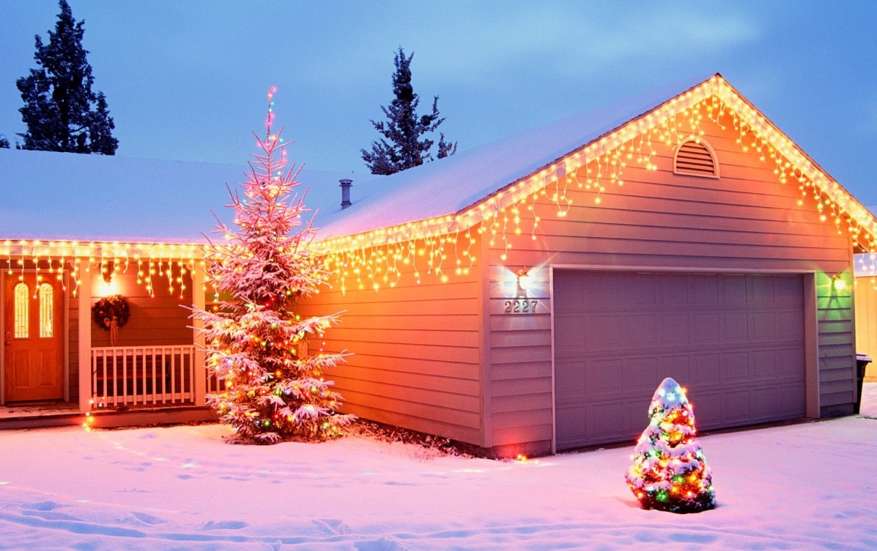 Christmas House Decorations Wallpapers - House Christmas Lights In The Snow , HD Wallpaper & Backgrounds