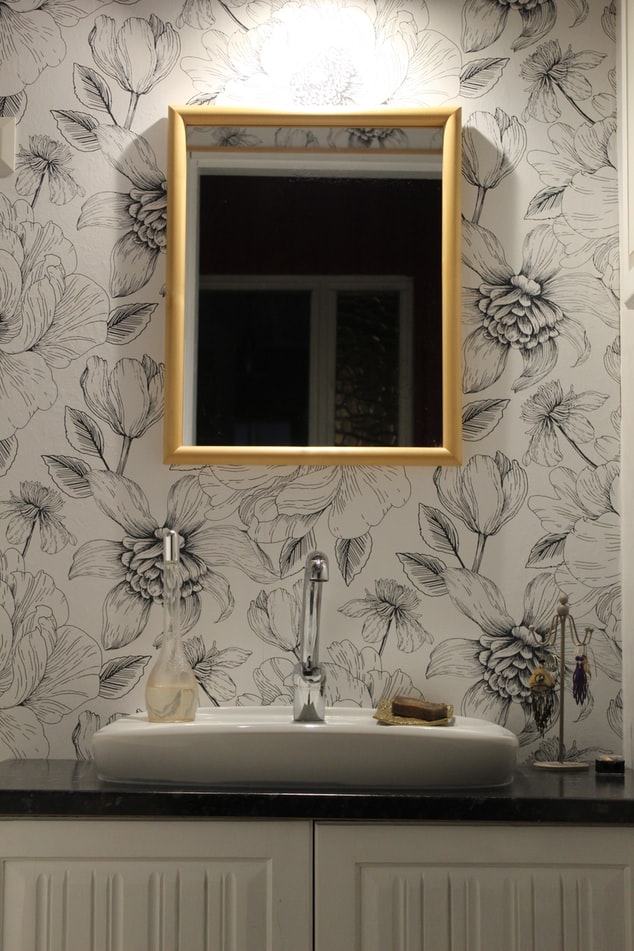 Black And White Wallpaper Dubai Designs - Bathroom , HD Wallpaper & Backgrounds