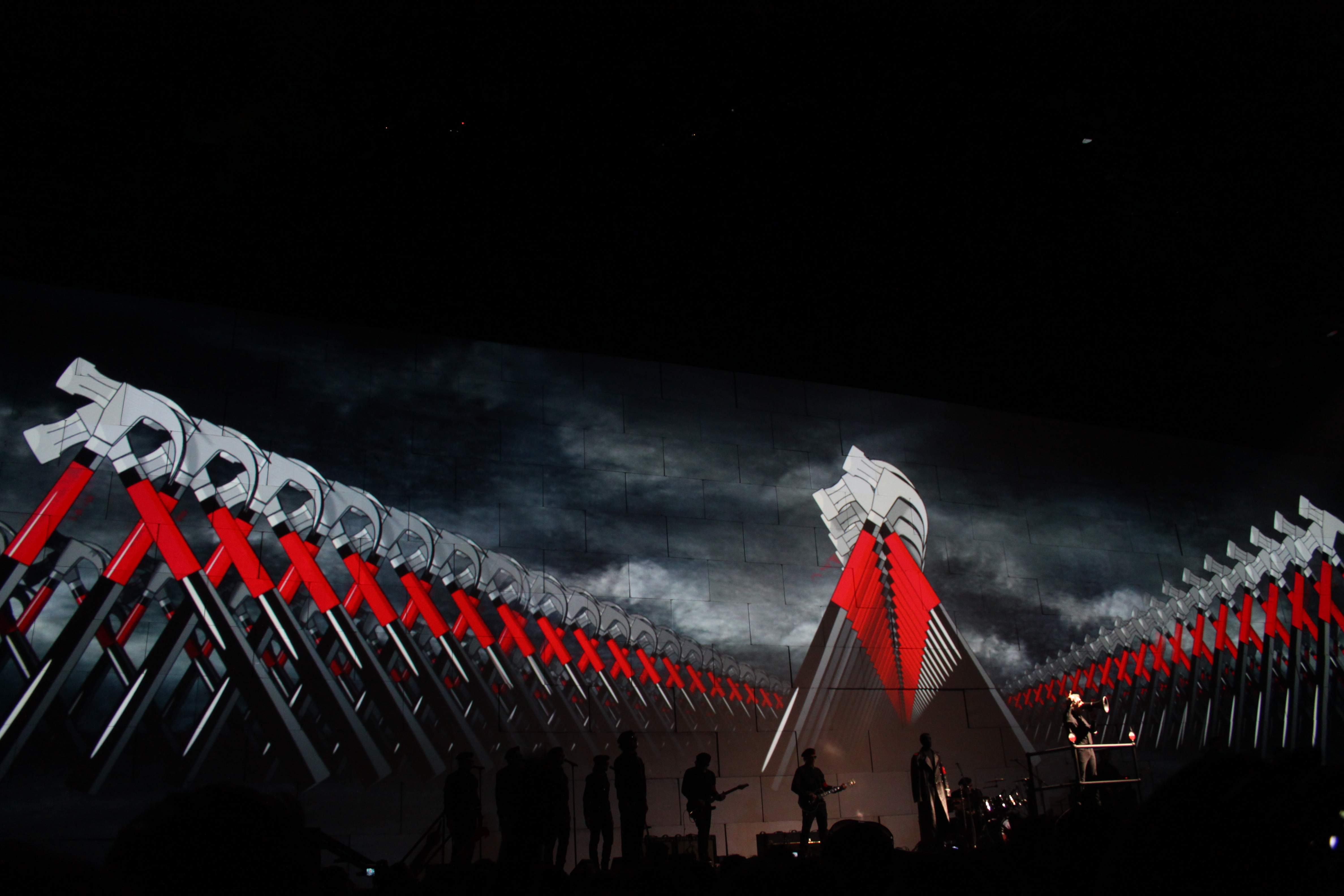 The Wall - Roger Waters The Wall 2011 , HD Wallpaper & Backgrounds