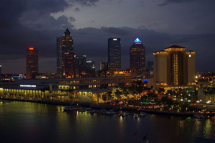 Body Of Water Beside Buildings, Florida, Tampa Bay, - Tampa Fl At Night , HD Wallpaper & Backgrounds