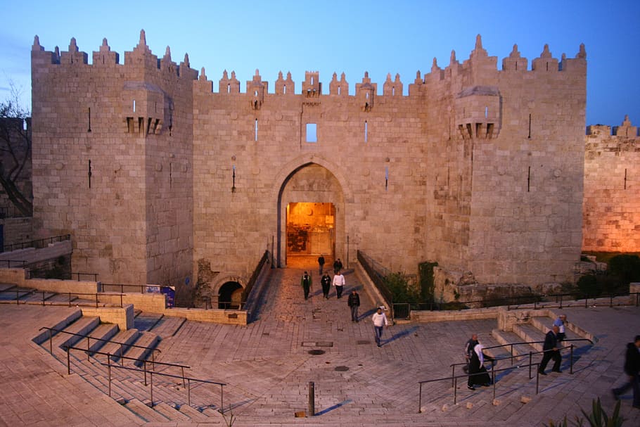 Crowd Of People Outside Castle During Golden Hour, - Damascus Gate , HD Wallpaper & Backgrounds