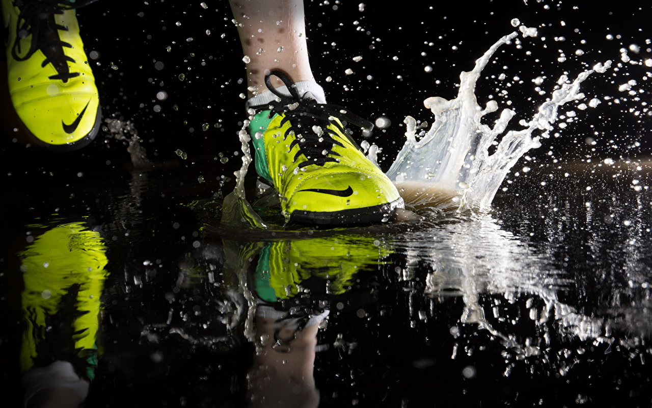 Wallpaper Berjalan - Nike Shoes - Shoe Water Splash , HD Wallpaper & Backgrounds