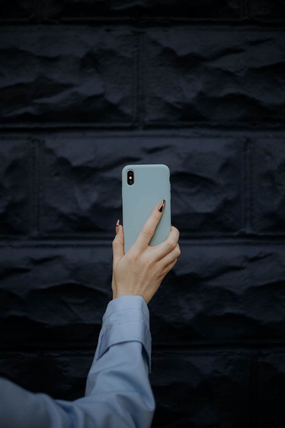 Person Holding Iphone X, Phone Case, Hand, Smartphone, - Person Holding Phone Case , HD Wallpaper & Backgrounds