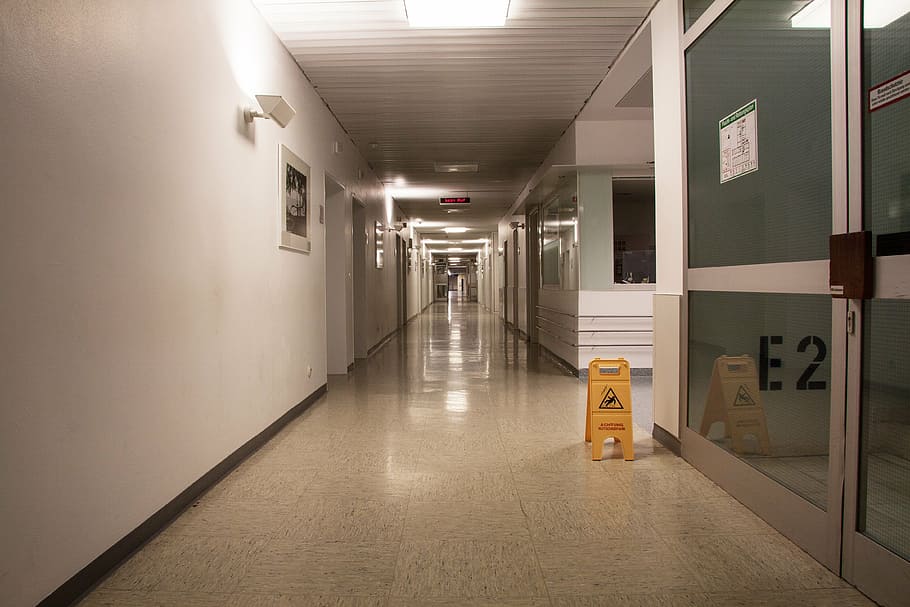 Hallway With Gray Ceramic Floor Tiles, Hospital, Gang, - Floor Gang , HD Wallpaper & Backgrounds