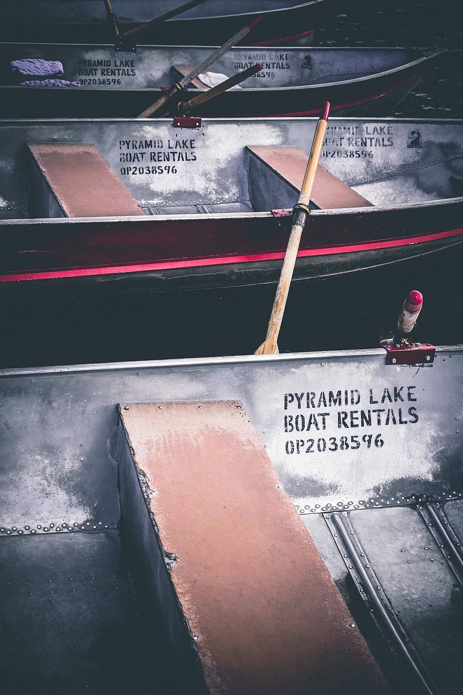 Three Gray Boat Parked At Lake, Pyramid Lake Boat Rental, - Skiff , HD Wallpaper & Backgrounds