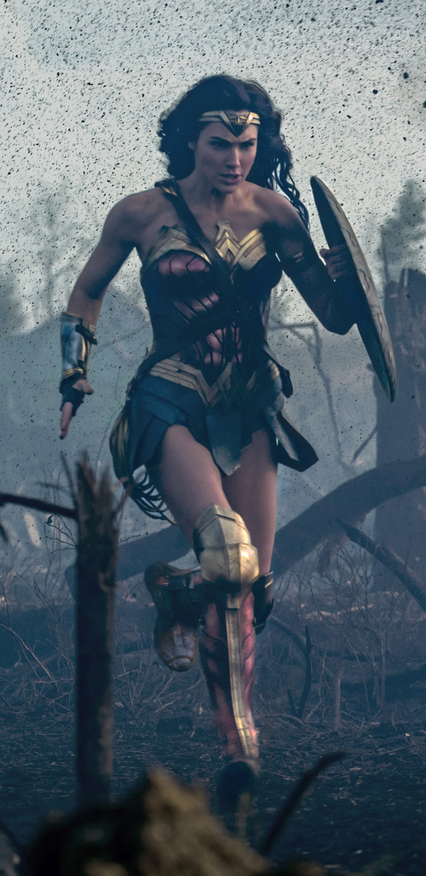 Movie / Wonder Woman Mobile Wallpaper - Wonder Woman Gal Gadot Running , HD Wallpaper & Backgrounds