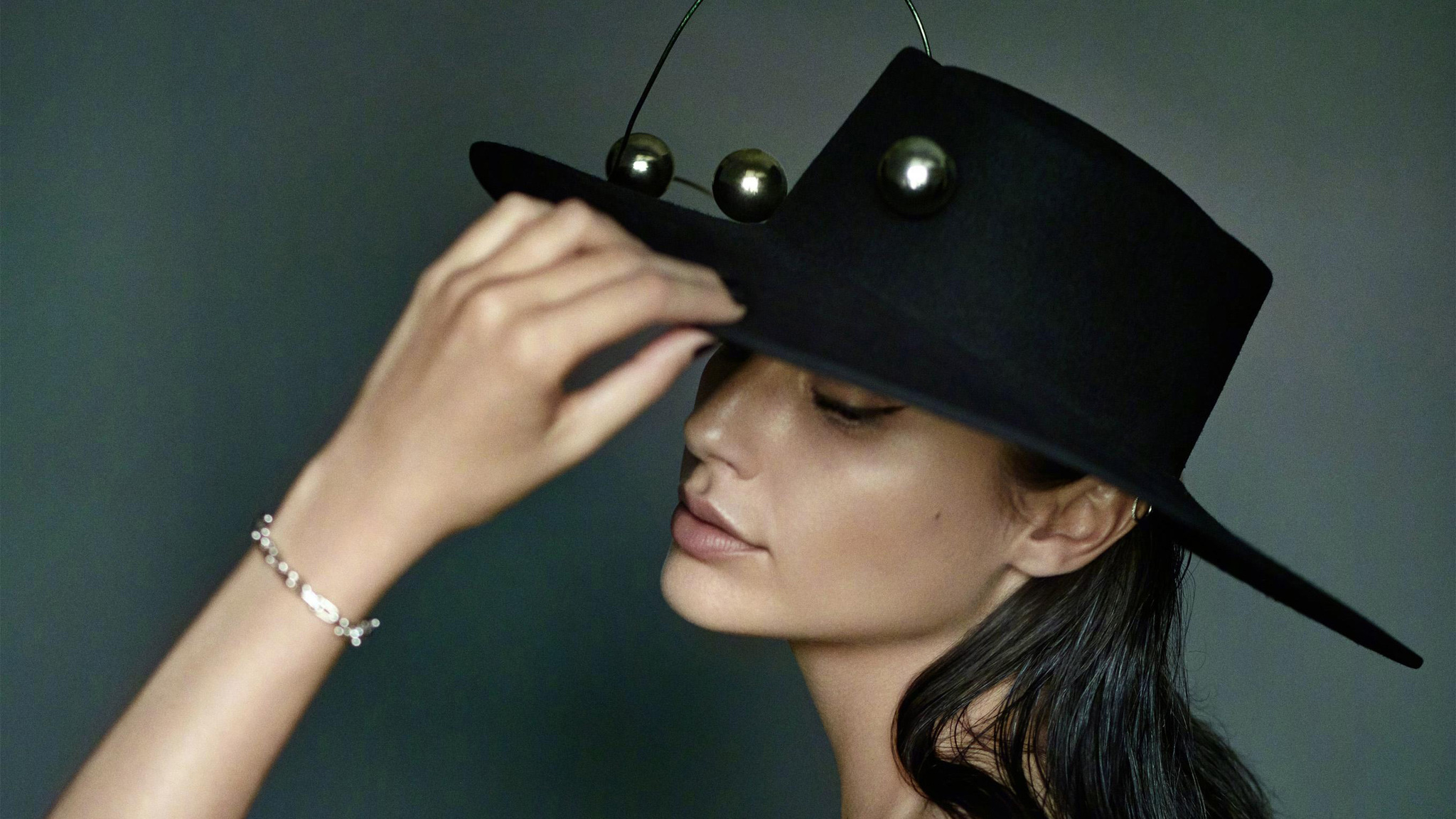 Gal Gadot Photoshoot For Grazia Magazine 2017 Si - Gal Gadot Wearing Hat , HD Wallpaper & Backgrounds