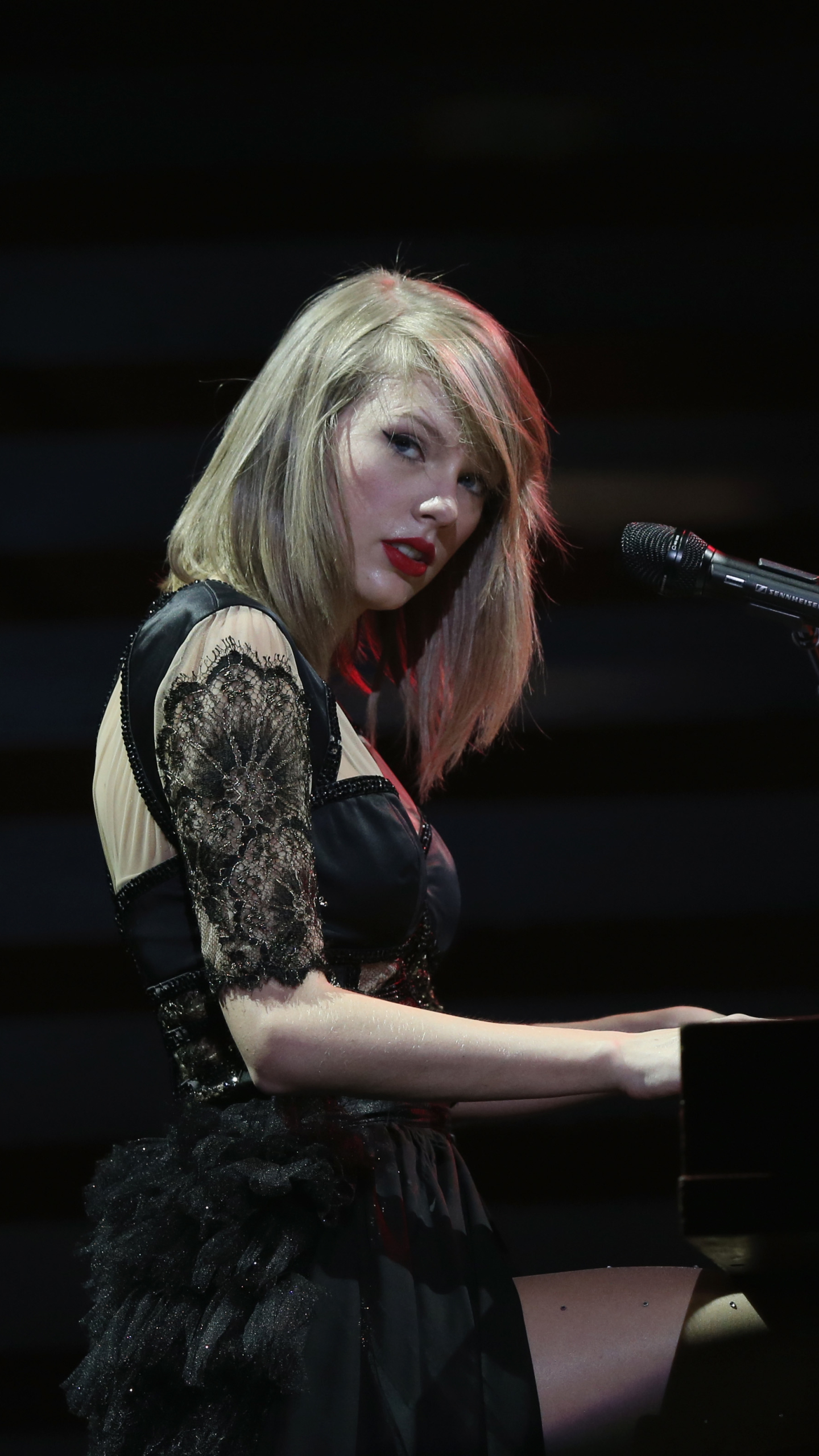 Music / Taylor Swift Mobile Wallpaper - Taylor Swift With Piano , HD Wallpaper & Backgrounds