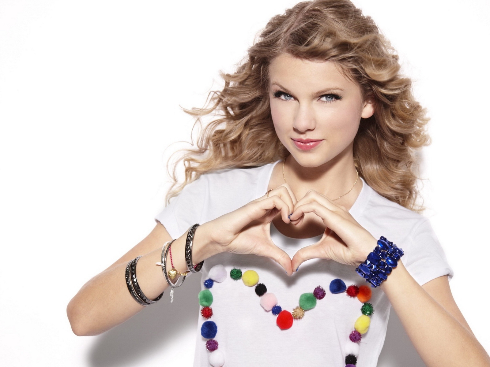 Net Src - Hand Heart Taylor Swift , HD Wallpaper & Backgrounds