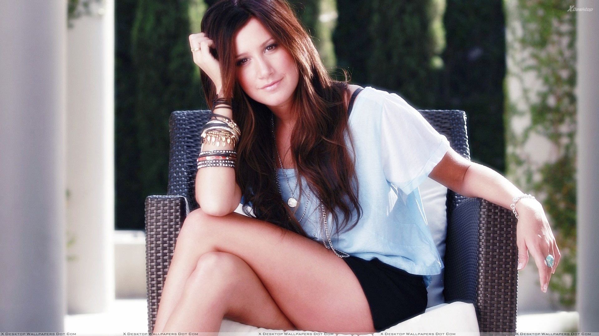 Ashley Tisdale Smiling Sitting Pose In White Top - Ashley Tisdale Wallpaper Hd , HD Wallpaper & Backgrounds