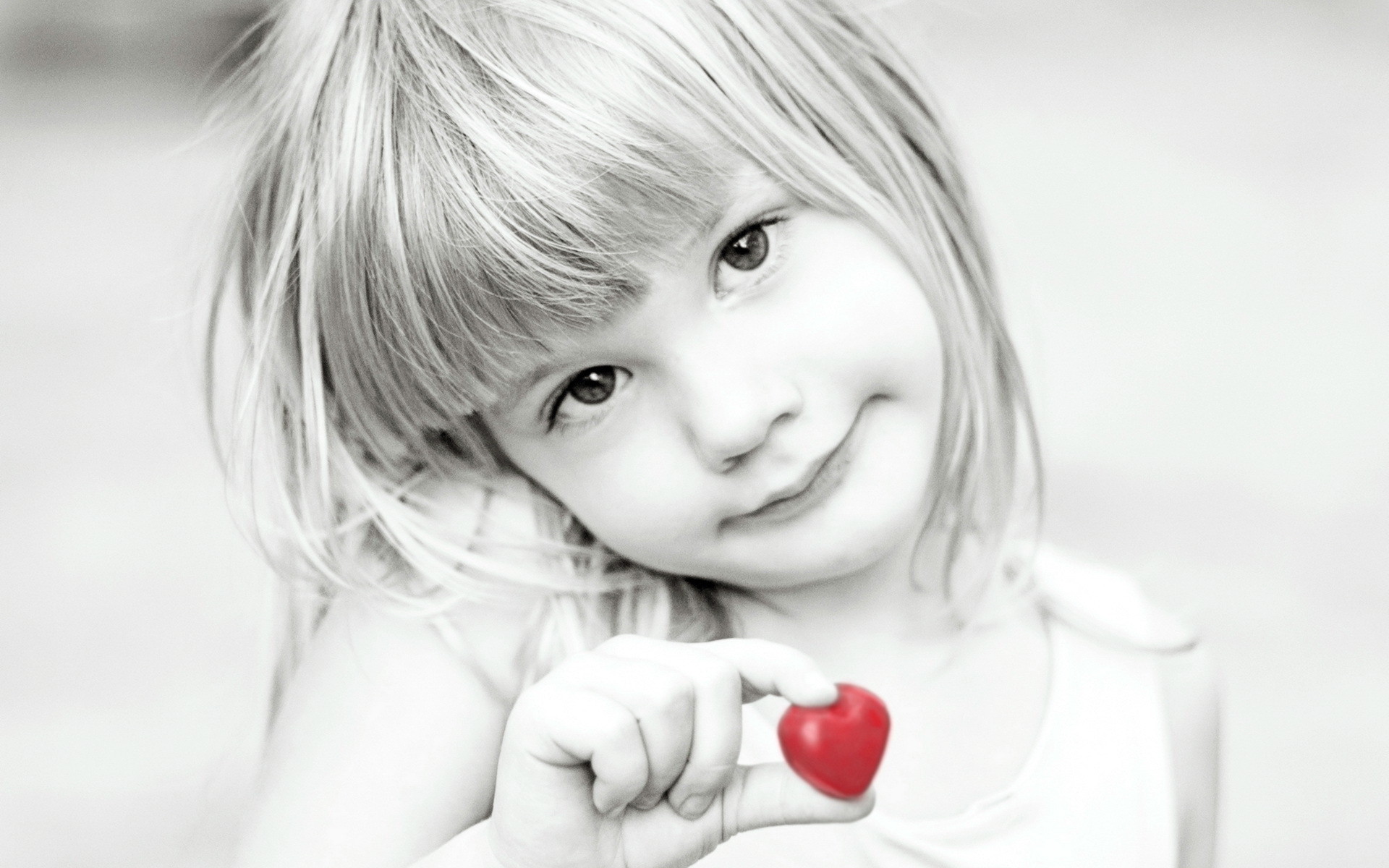 Cute - Little Girl With Heart , HD Wallpaper & Backgrounds