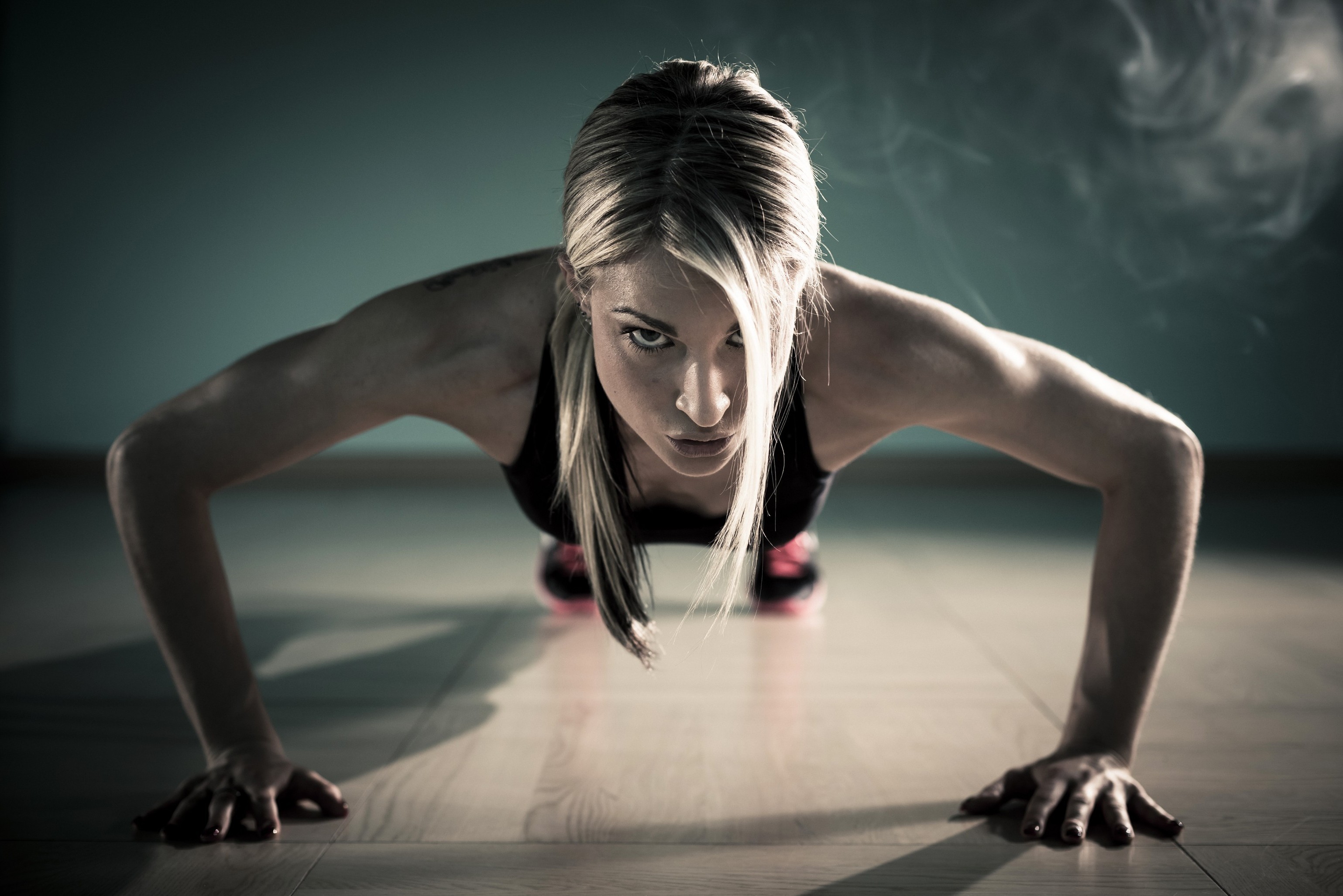 Fitness Women Wallpaper A Woman Doing Pushups In The - Women Fitness Wallpaper Hd , HD Wallpaper & Backgrounds